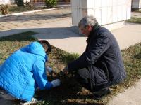 Сотрудники администрации Ленинского района совместно с Советом ветеранов Ленинского района и учащимися колледжа ЖКХ АГАСУ произвели благоустройство зеленой зоны у мемориала