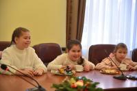 Олег Полумордвинов исполнил желания девяти юных астраханцев