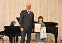 Олег Полумордвинов наградил лучших учащихся и педагогов в области искусств