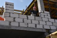 В Кировском районе идет строительство школы на 1000 мест