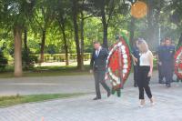 В Астрахани в День памяти и скорби возложили венки к памятникам воинской славы