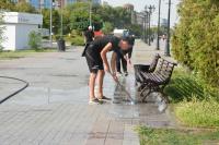 На набережной реки Волги помыли променад и лестницы