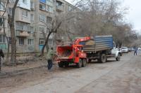 Астраханские коммунальщики ведут комплексную опиловку на улице Ахшарумова