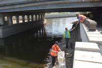 Из астраханских каналов вытащили более 130 автомобильных покрышек и почти 230 плиток с парапетов