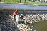 Из астраханских каналов вытащили более 130 автомобильных покрышек и почти 230 плиток с парапетов