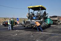 На подходах к Старому мосту начали укладывать асфальт