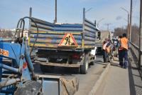 На городских мостах начали наводить чистоту