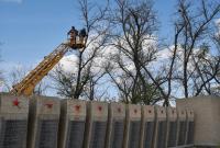 Коммунальные службы облагораживают памятники Героям ВОВ