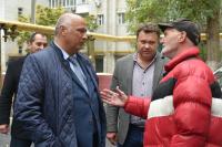 Радик Харисов проверил качество ремонтных работ в астраханских дворах