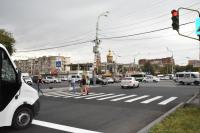 На ул. Савушкина наносят разметку