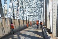 В выходные в Астрахани мыли мосты и приводили в порядок зеленые насаждения