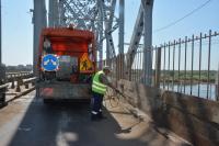 В выходные в Астрахани мыли мосты и приводили в порядок зеленые насаждения