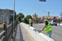 В выходные в Астрахани мыли мосты и приводили в порядок зеленые насаждения