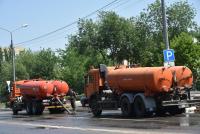 Коммунальщики откачивают воду после прорыва тепловых сетей