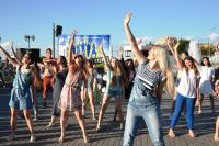 В Астрахани отметили День молодежи танцевальным флешмобом и граффити-батлом