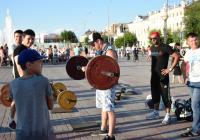 В Астрахани отметили День молодежи танцевальным флешмобом и граффити-батлом