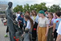 В Астрахани возложили цветы к скульптурной композиции «Семья»