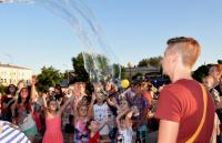 В Астрахани отметили День молодежи танцевальным флешмобом и граффити-батлом