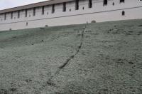 Преобразившиеся откосы Кремля уже успели испортить