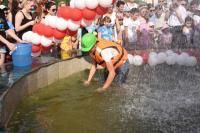 Астраханцы отметили День рыбака фестивалем ухи и ловлей рыбы в фонтане