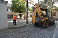 На улице Адмирала Нахимова ремонтируют двор