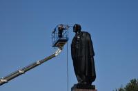 В Астрахани моют памятники 