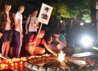 У мемориала «Вечный огонь» прошла ночная акция «Свеча памяти»