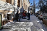 Сотрудники администрации Астрахани вышли на зачистку снега