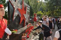В астраханской школе открыли памятный знак «Дети войны»