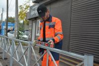 На улице Новороссийской в поселке Свободном устанавливают полукилометровое леерное ограждение