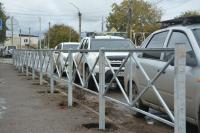 На улице Новороссийской в поселке Свободном устанавливают полукилометровое леерное ограждение