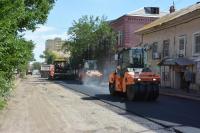 В Астрахани на ул. Калинина укладывают асфальт