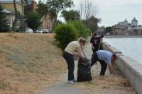 С двух астраханских набережных собрали свыше 12 кубов мусора