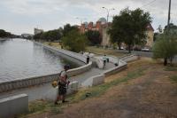 Вдоль астраханских каналов убирают мусор и траву