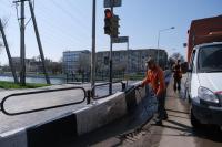 В Астрахани моют столбы вдоль дорог 