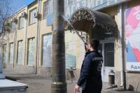 В Астрахани моют столбы вдоль дорог 