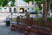 В парках и скверах Астрахани красят скамейки и урны