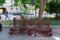 В парках и скверах Астрахани красят скамейки и урны