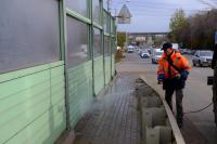 На улицах Астрахани продолжается влажная уборка