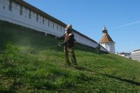 Откосы Астраханского кремля готовят к теплому времени года