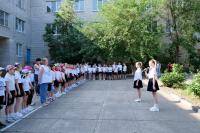 В Астрахани раздают ленточки с триколором