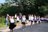 В Астрахани раздают ленточки с триколором