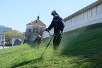 Откосы Астраханского кремля готовят к теплому времени года