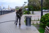 На улицах Астрахани продолжается влажная уборка