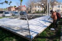 В Астрахани очищают от мусора акваторию Лебединого озера и каналов