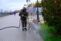 На улицах Астрахани продолжается влажная уборка