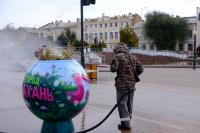 На улицах Астрахани продолжается влажная уборка