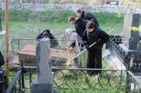 Свыше 250 человек вышли на уборку кладбищ в Астрахани