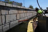 В Астрахани очищают от мусора акваторию Лебединого озера и каналов