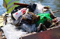 В Астрахани очищают от мусора акваторию Лебединого озера и каналов